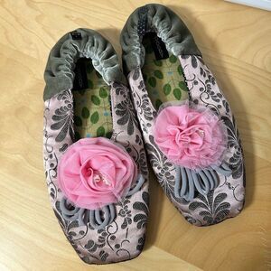 Goody Mackenzie Bon Bon Slippers Womens WL Floral Silk Velvet Floral Applique